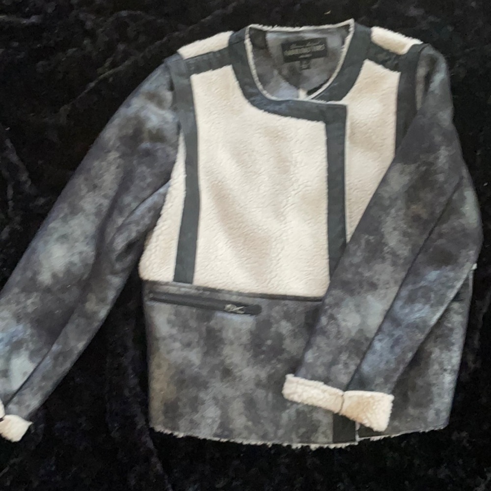 LN Fabulous Furs by Donna Salyer’s faux leather size M